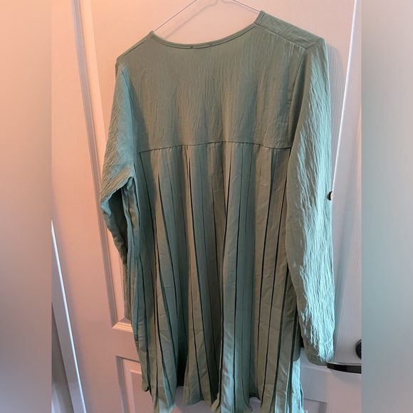 Sage green top - Picture 2 of 2
